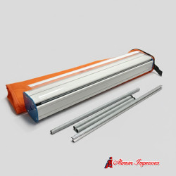 Detalle de la base de plástico ABS de alta resistencia del rollup publicitario.