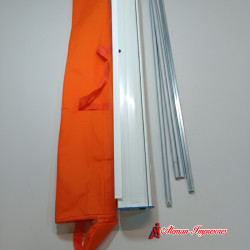 Rollup de plástico ABS con gráfico corporativo en un entorno de oficina.